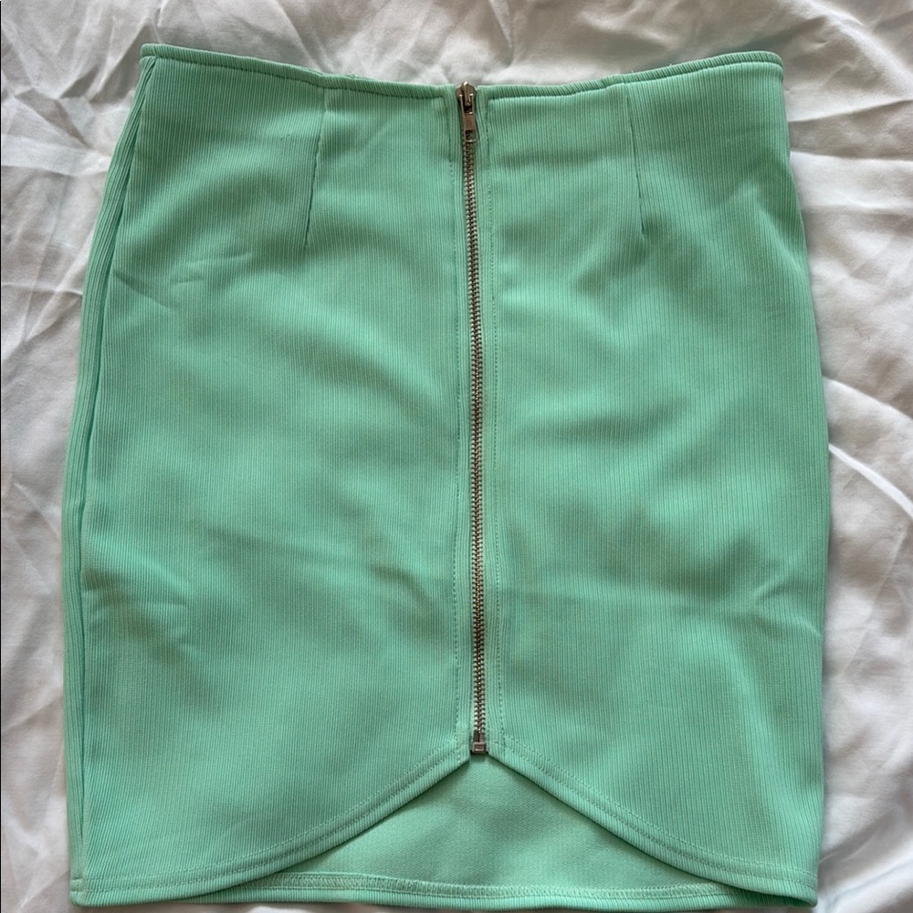 New women’s Tobi mint Green skirt size small - front zip NEW without tags**